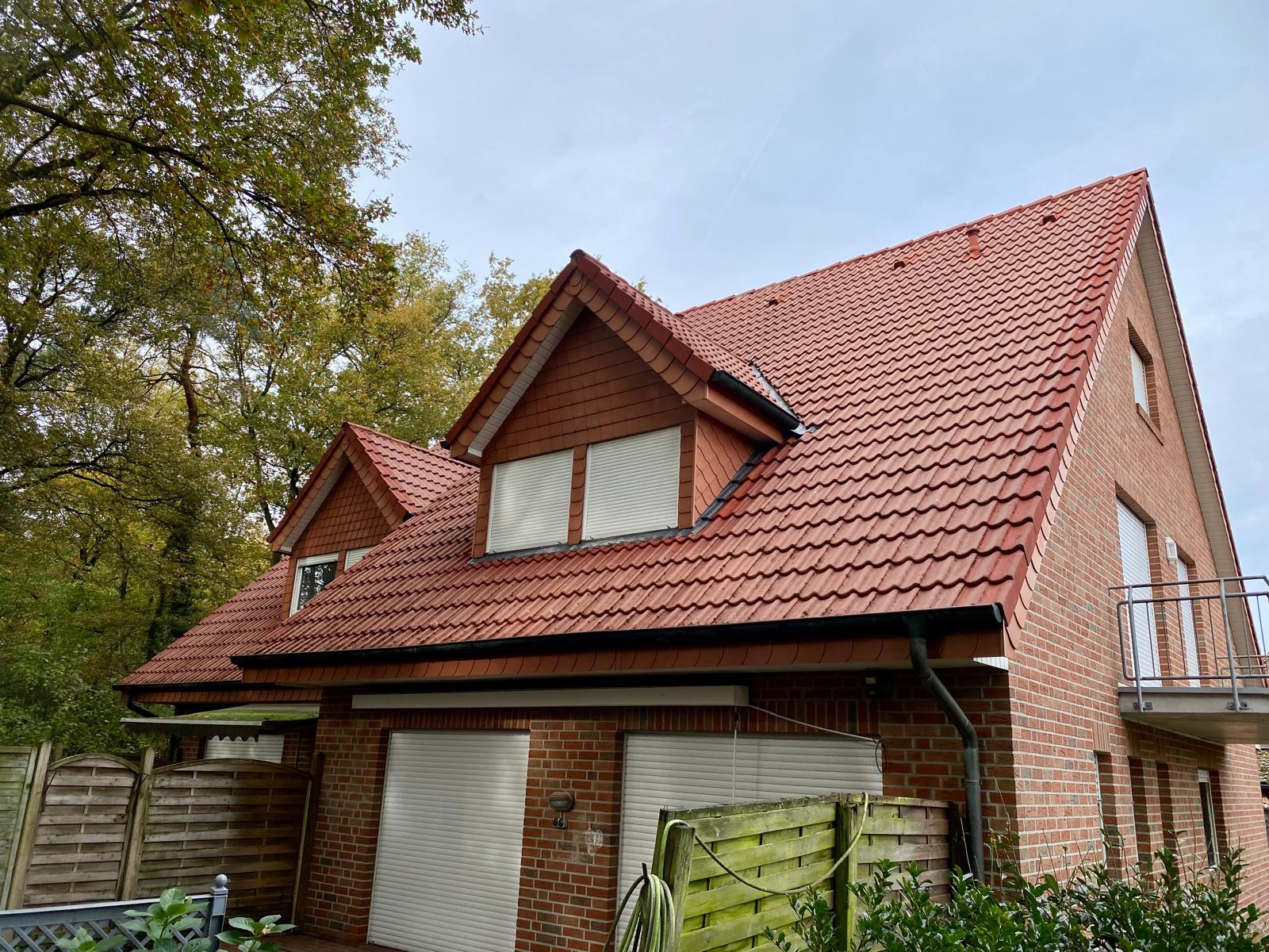 Nachher: Die gereinigte Dachfl&auml;che in Schapen strahlt in sauberem Zustand.