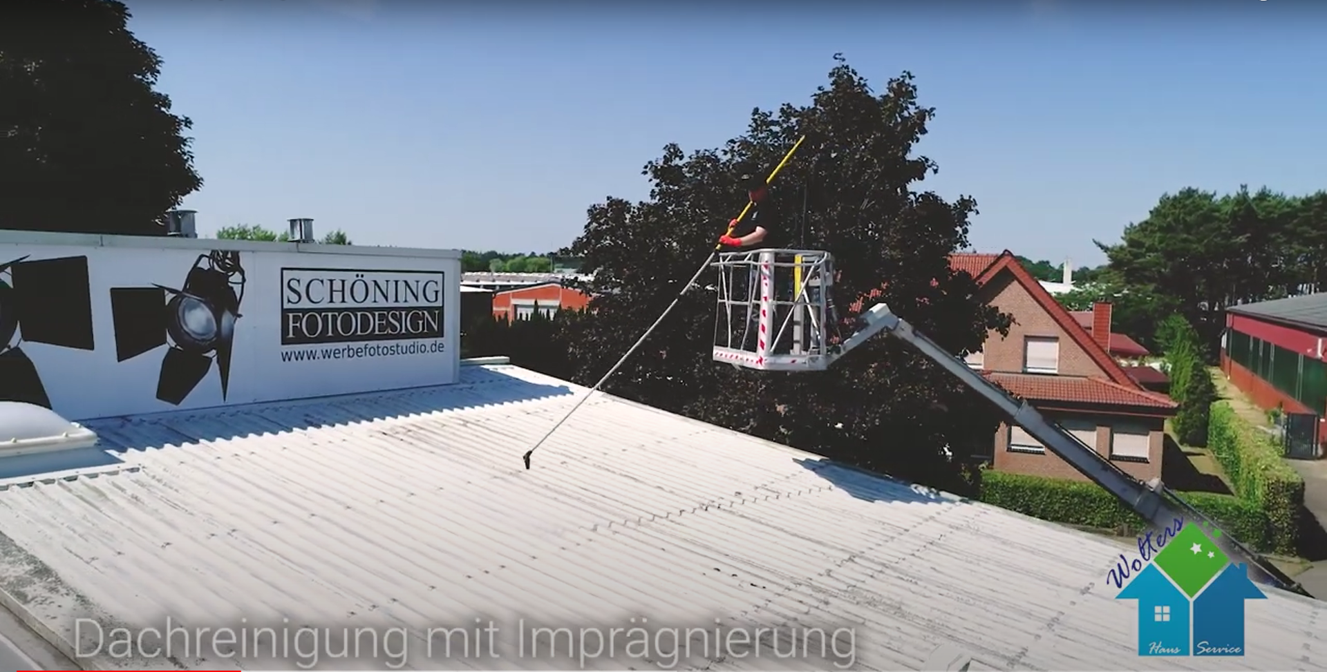 Einsatz der Teleskoplanze f&uuml;r eine sichere Reinigung in Schapen.